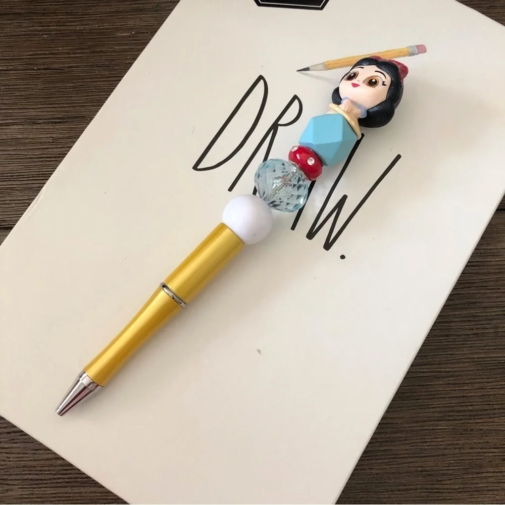 Disney Doorables: Snow White & The Seven Dwarfs: Snow White handmade beaded pen